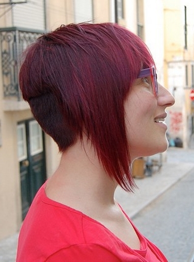 bok asymetrycznej fryzury krótkiej, czerwone włosy, uczesanie damskie zdjęcie numer 81A